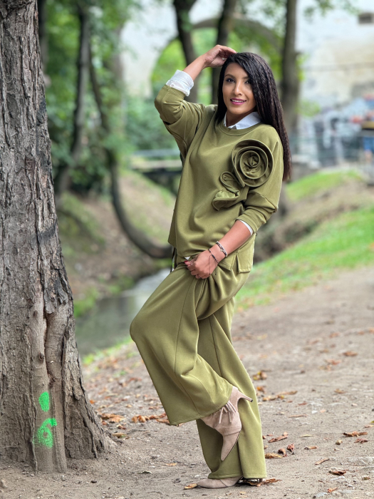 Bluza verde cu aplicatie florala [2]