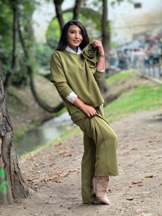 Bluza verde cu aplicatie florala [3]