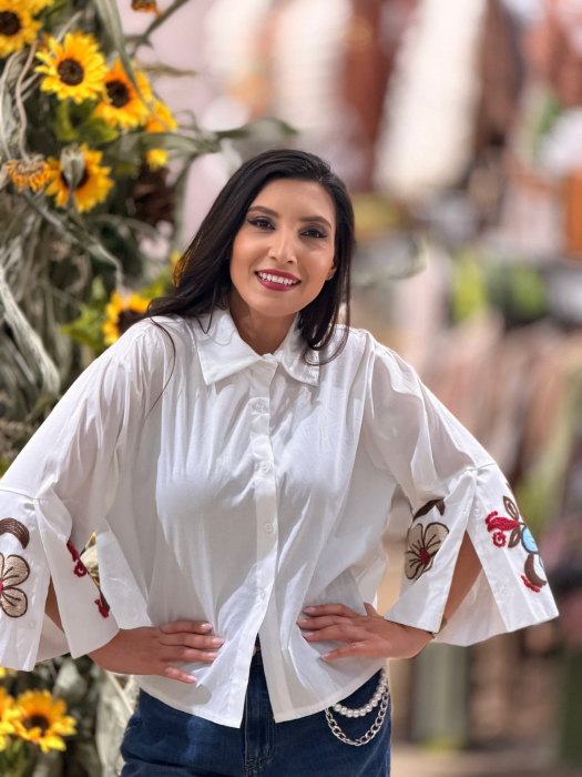 Camasa alba cu broderie florala albastra pe maneci [2]