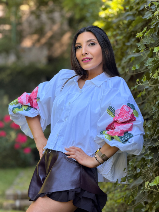 Camasa alba cu broderie florala colorata pe maneci [2]