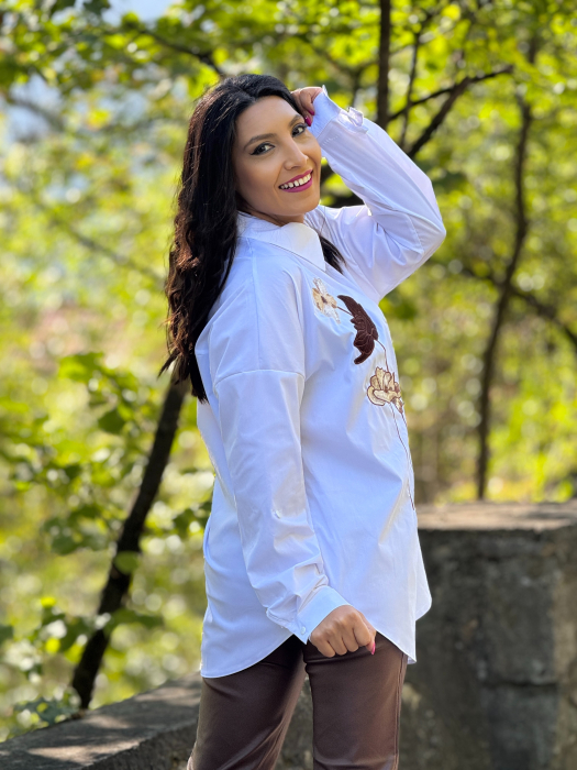 Camasa alba cu broderie florala in nuante pamantii [3]