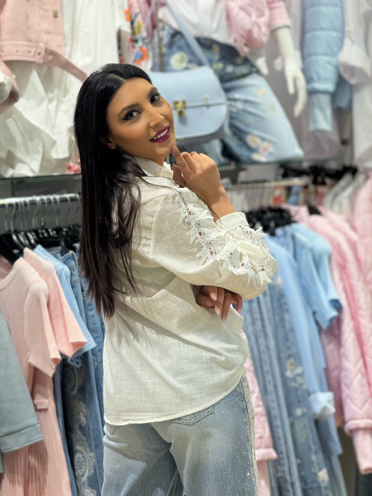 Camasa alba cu dantela florala pe umeri si maneci [4]