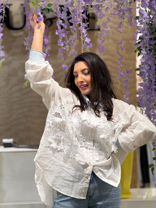 Cămașă albă vaporoasă cu dantelă florală 3D și guler bleu [5]