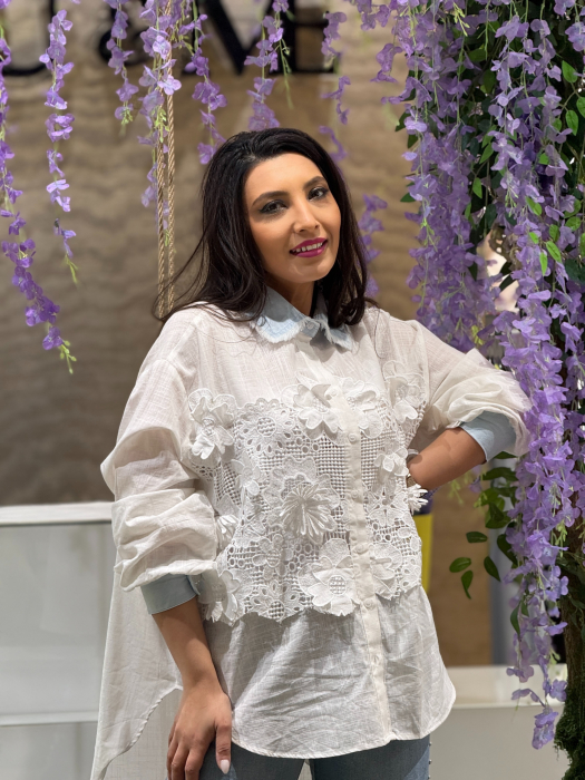 Cămașă albă vaporoasă cu dantelă florală 3D și guler bleu [4]