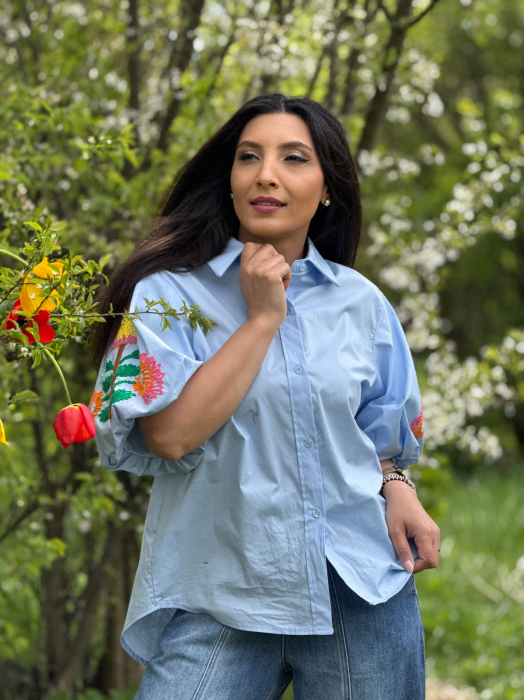 Camasa albastra cu broderie florala pe maneci [4]