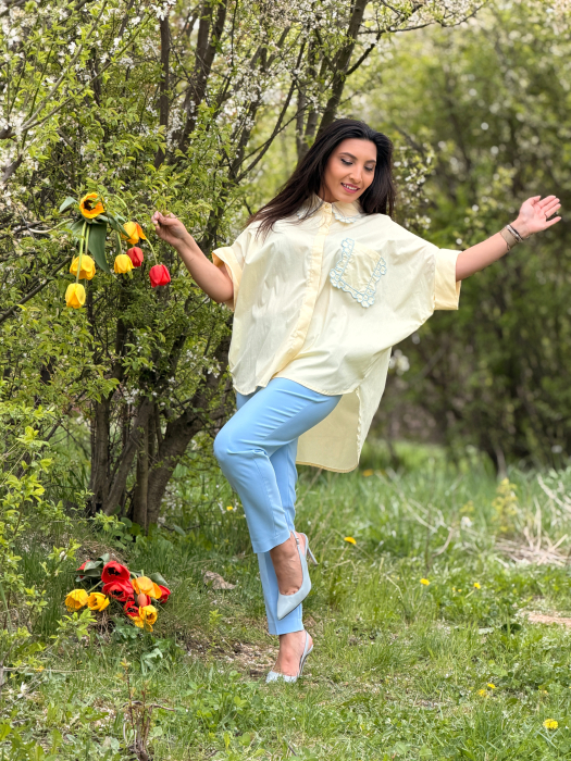 Camasa cu aplicatii brodate stil floral pe guler si buzunar [7]