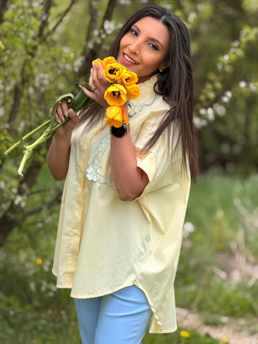 Camasa cu aplicatii brodate stil floral pe guler si buzunar [4]