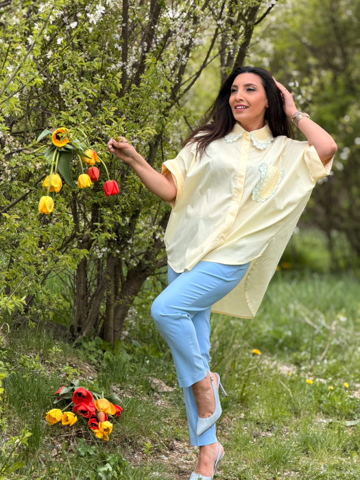 Camasa cu aplicatii brodate stil floral pe guler si buzunar [8]