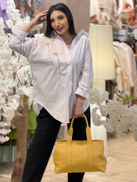 Camasa oversize cu floare galbena [3]