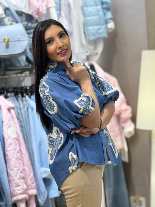 Camasa tip denim cu broderie aplicata si detalii franjurate [3]