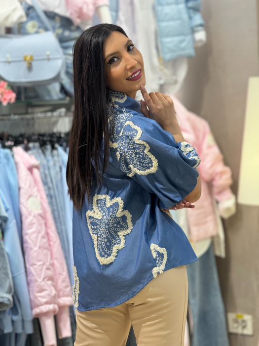 Camasa tip denim cu broderie aplicata si detalii franjurate [6]