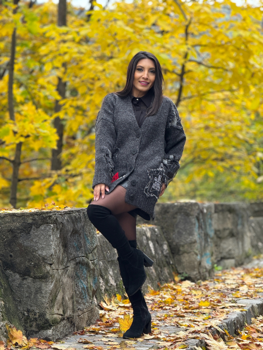 Cardigan cu inscriptii si detalii aplicate [3]