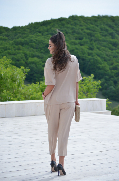 Compleu bej cu bluza cu nasturi [5]