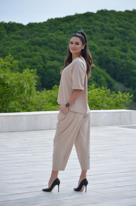 Compleu bej cu bluza cu nasturi [2]