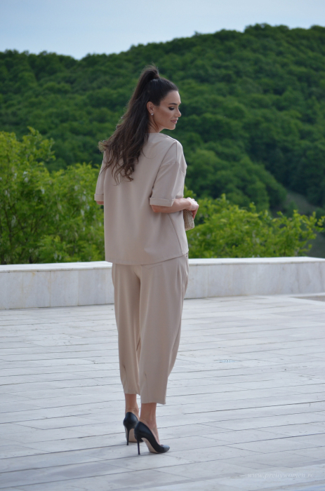 Compleu bej cu bluza cu nasturi [3]