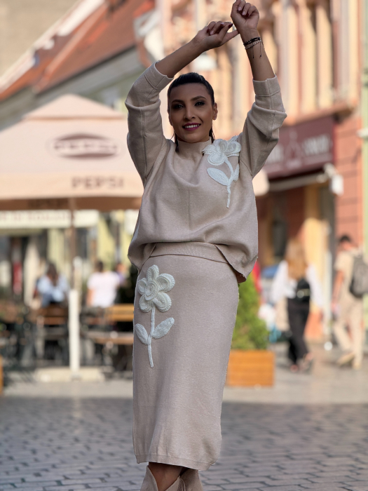 Compleu cu bluza cu floare si fusta [3]