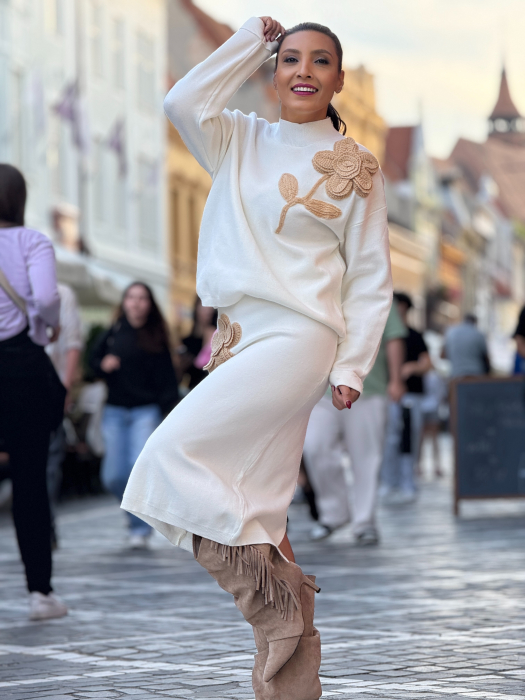 Compleu cu bluza cu floare si fusta [3]