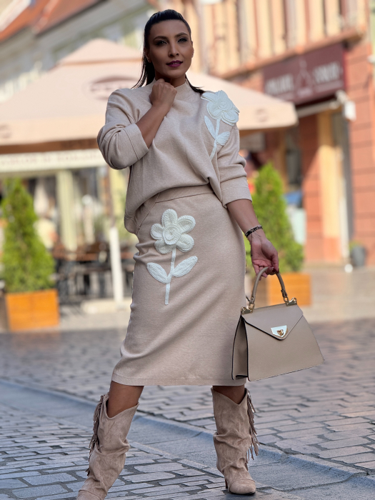 Compleu cu bluza cu floare si fusta [7]