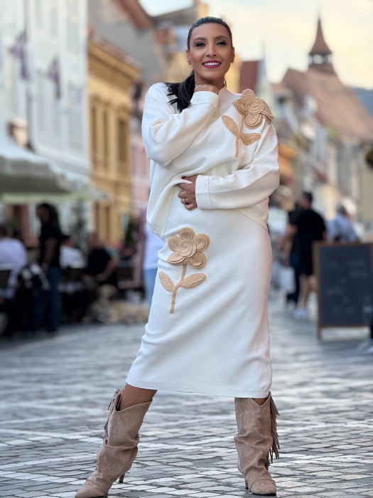 Compleu cu bluza cu floare si fusta [2]
