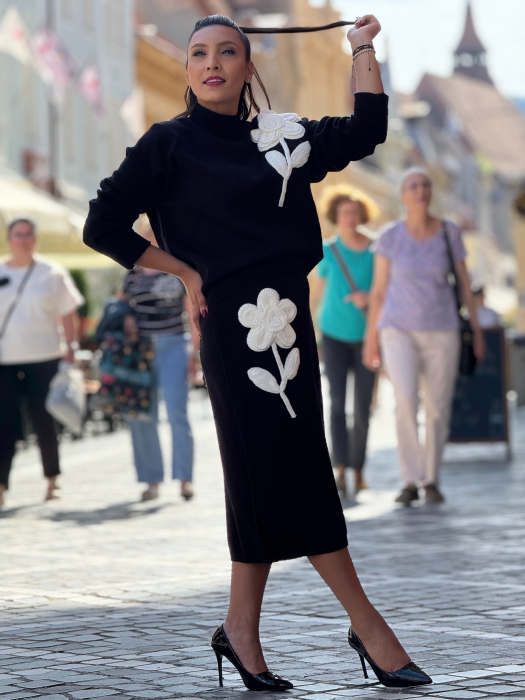 Compleu cu bluza cu floare si fusta [3]