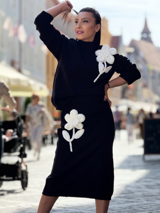 Compleu cu bluza cu floare si fusta [7]