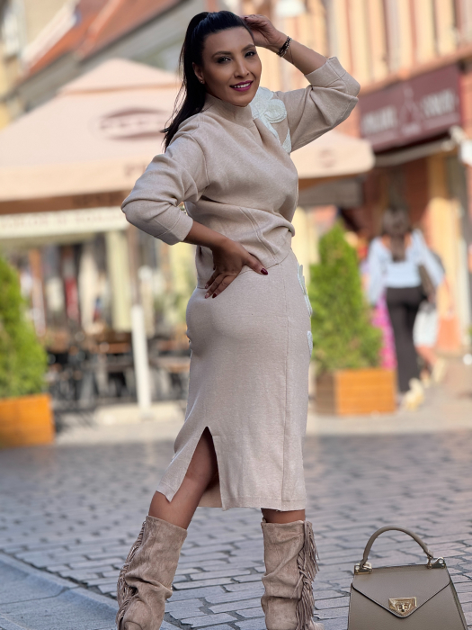 Compleu cu bluza cu floare si fusta [4]
