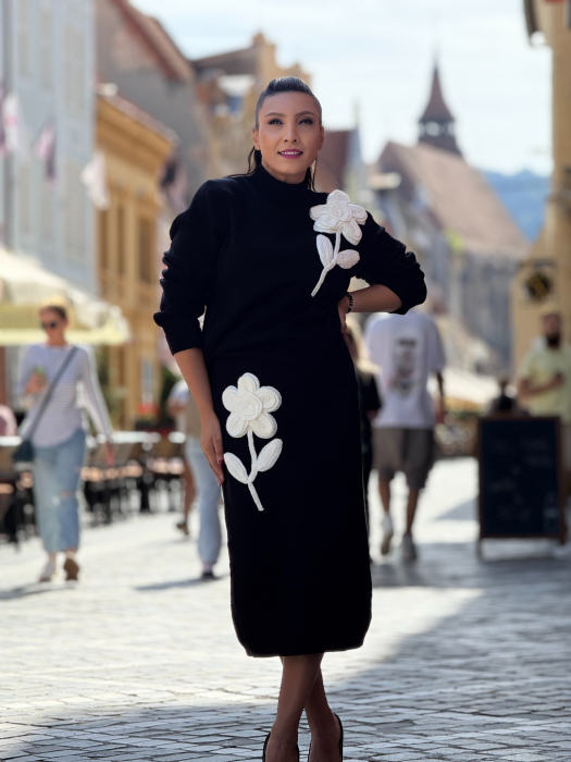 Compleu cu bluza cu floare si fusta [4]