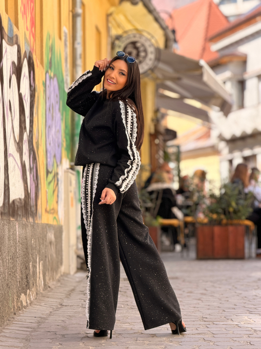 Compleu cu insertii si aplicatii decorative din dantela si perle [6]