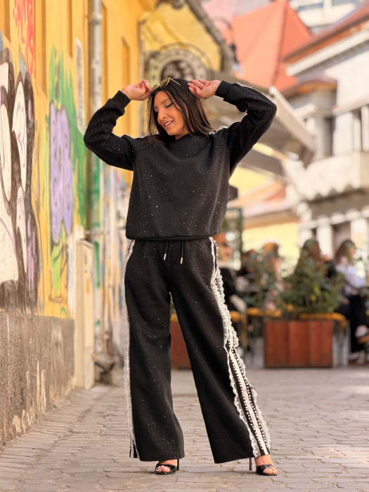 Compleu cu insertii si aplicatii decorative din dantela si perle [5]