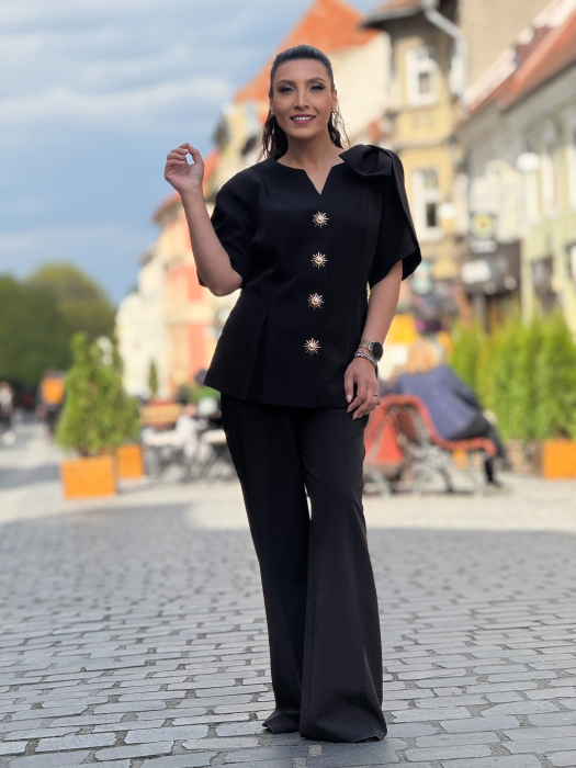 Compleu cu maneci voluminoase si nasturi decorativi [2]