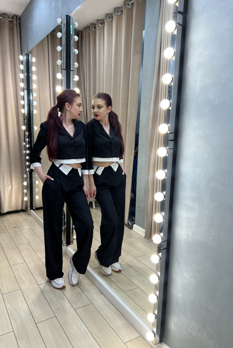Compleu negru cu detalii albe format din sacou si pantaloni [2]