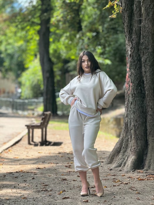 Costum bej cu pantaloni [4]