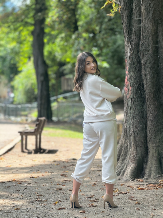 Costum bej cu pantaloni [5]