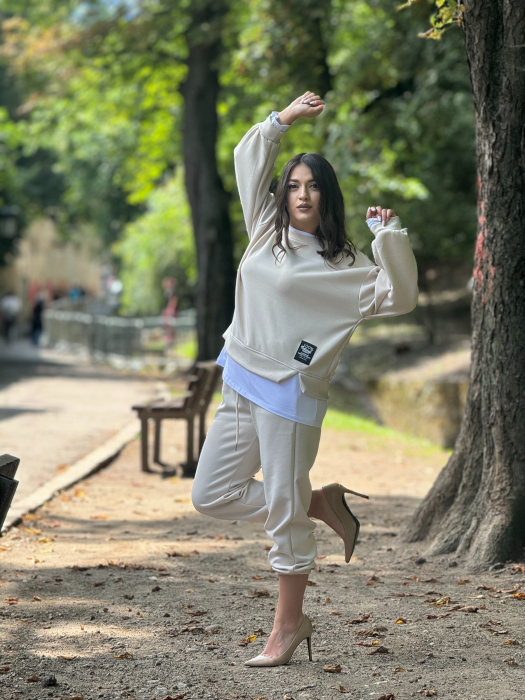 Costum bej cu pantaloni [2]