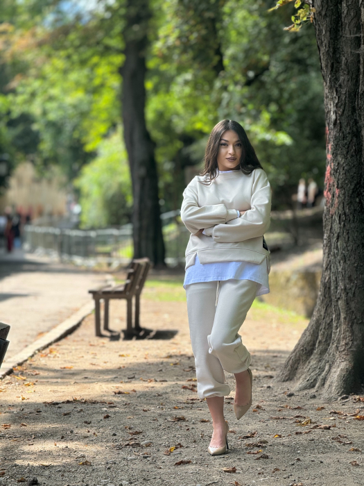 Costum bej cu pantaloni [3]