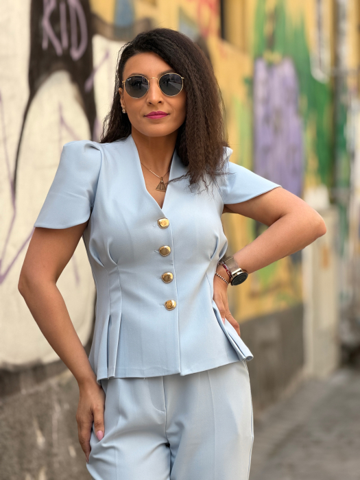 Costum cu nasturi si umeri bufanti [9]