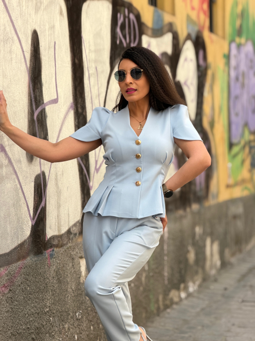 Costum cu nasturi si umeri bufanti [8]