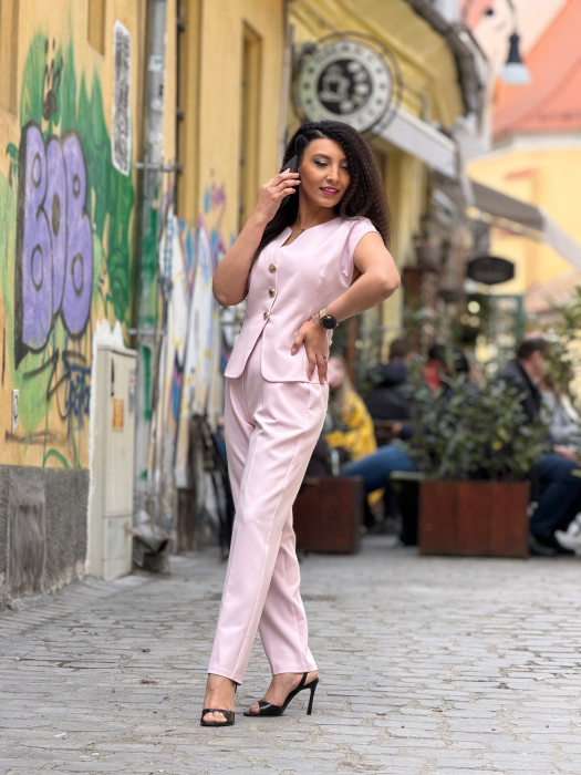 Costum cu nasturi si umeri goi [3]