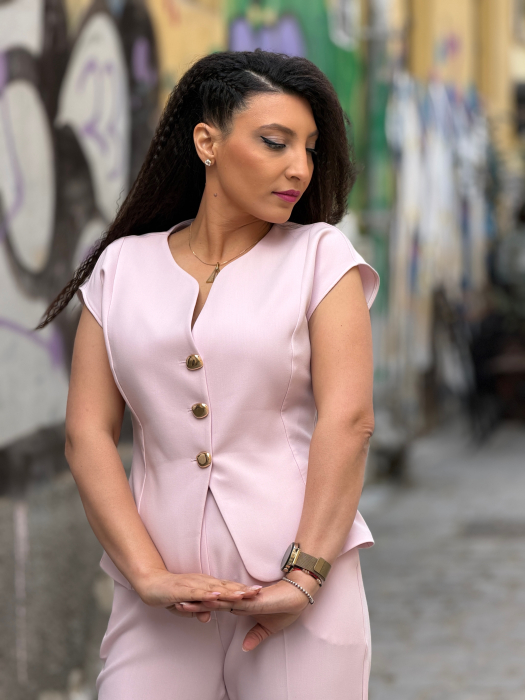 Costum cu nasturi si umeri goi [12]