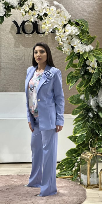 Costum inchis la un nasture si aplicatie florala [3]