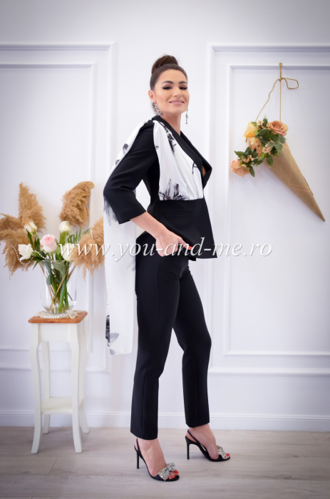 Costum negru cu esarfa pe umar [6]