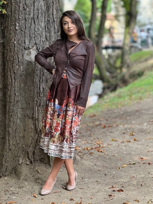 Fusta midi cu pliuri elegante [1]