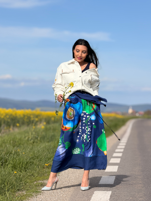 Fusta pe bleumarin cu detalii colorate [4]