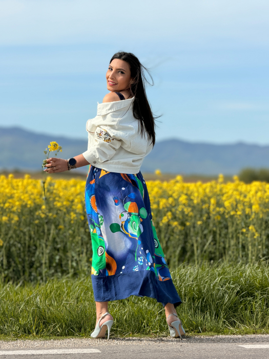 Fusta pe bleumarin cu detalii colorate [5]