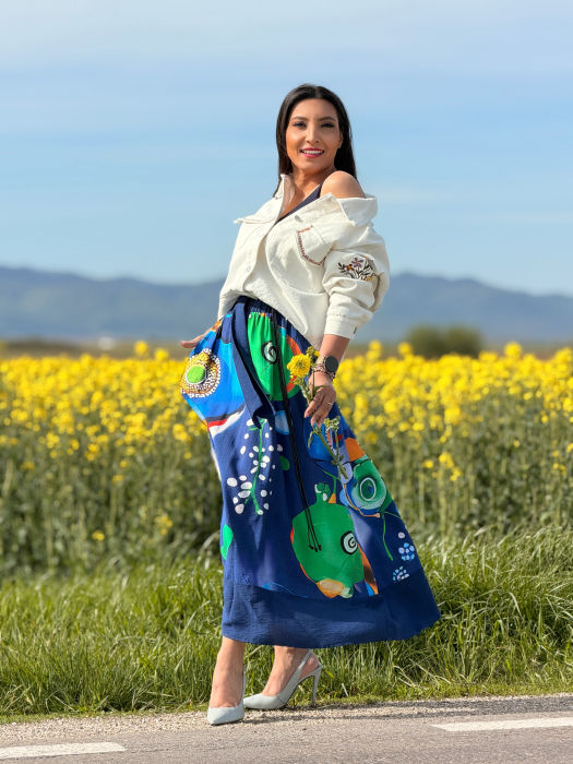 Fusta pe bleumarin cu detalii colorate [3]