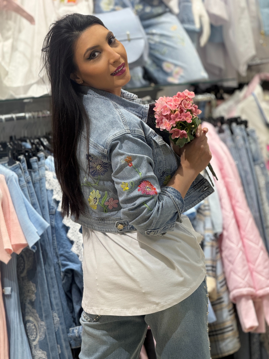 Geaca din blugi cu floricele brodate [4]