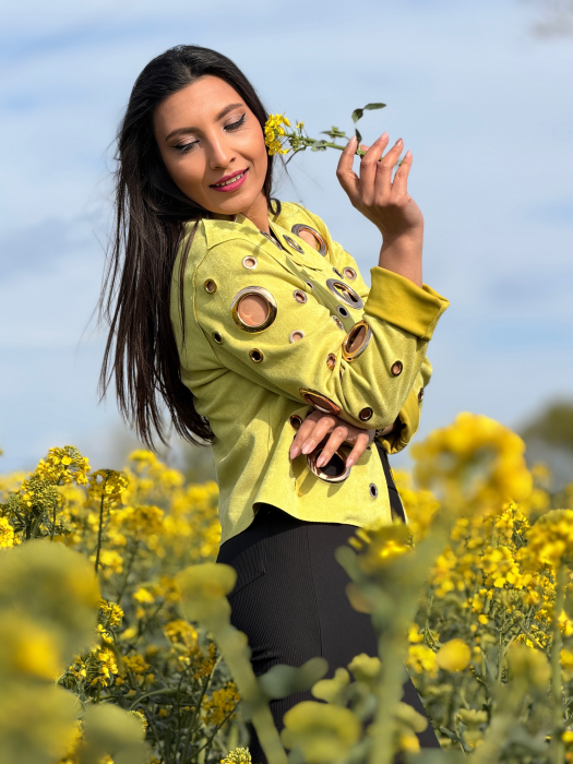 Geaca din piele intoarsa cu aplicatii metalice circulare aurii [4]