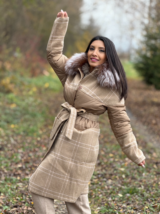 Geaca in carouri bej cu guler din blana naturala [6]