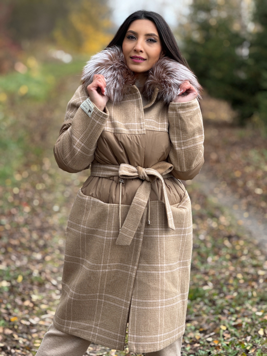 Geaca in carouri bej cu guler din blana naturala [7]