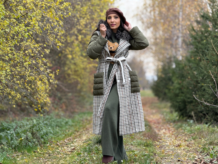 Geaca lunga cu detalii matlasate si guler din blana naturala [10]